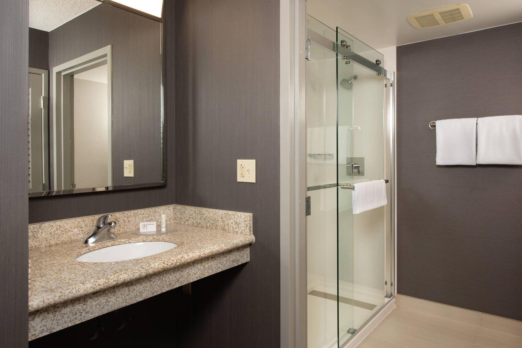 מלון Courtyard By Marriott פרדריק מראה חיצוני תמונה